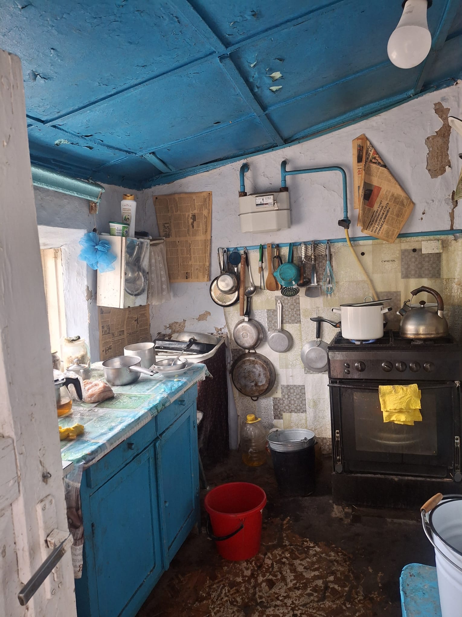 Волонтёры центра помогают с ремонтом